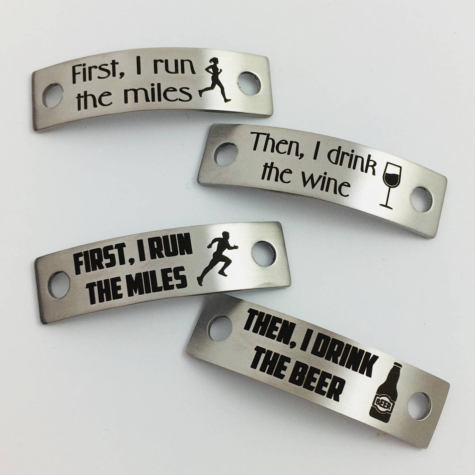 Runners Schuhanhänger, First I Run The Milesthen Drink The Wine, Set Aus 2 Edelstahlanhänger Mit Gravur, Passend Für Die Meisten Schnürsenkel Runners Schuhanhänger, First I Run The Milesthen Drink The Wine, Set Aus 2 Edelstahlanhänger Mit Gravur, Passend Für Die Meisten Schnürsenkel von LoraDouglasJewelry