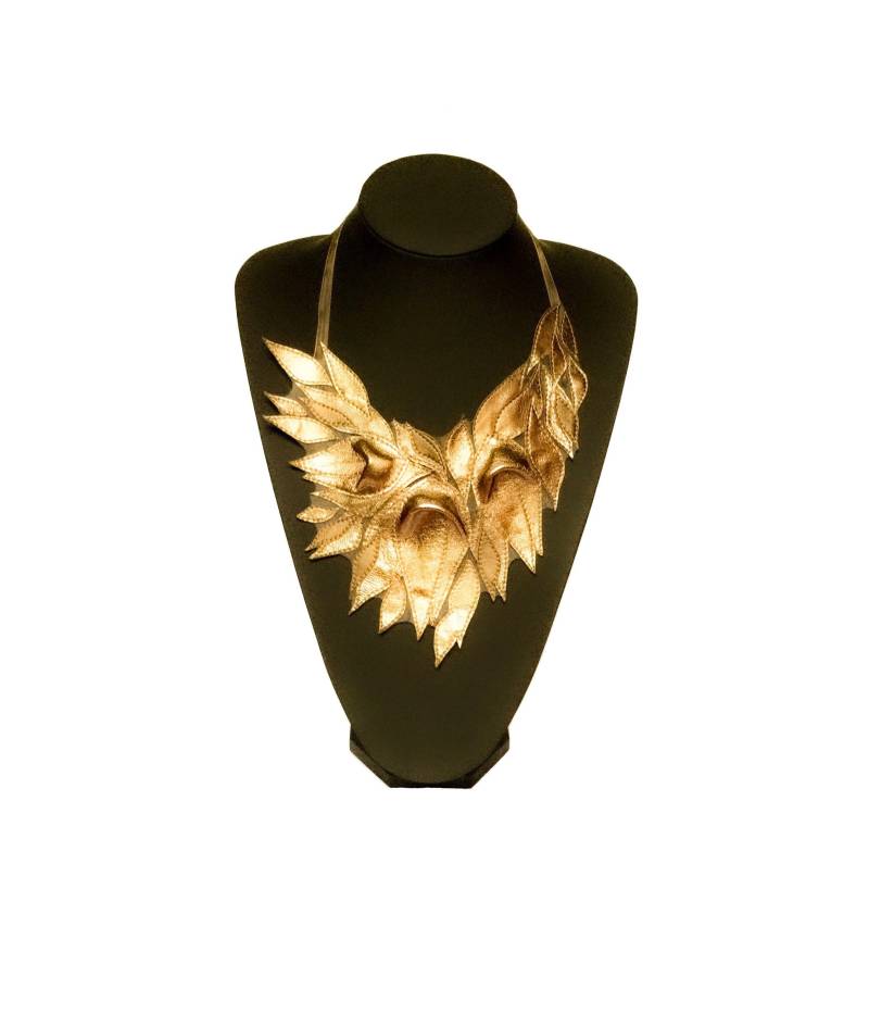 Goldfarbene Statement Lederkette Handgemachtes Boho Halsband von LoraLeather