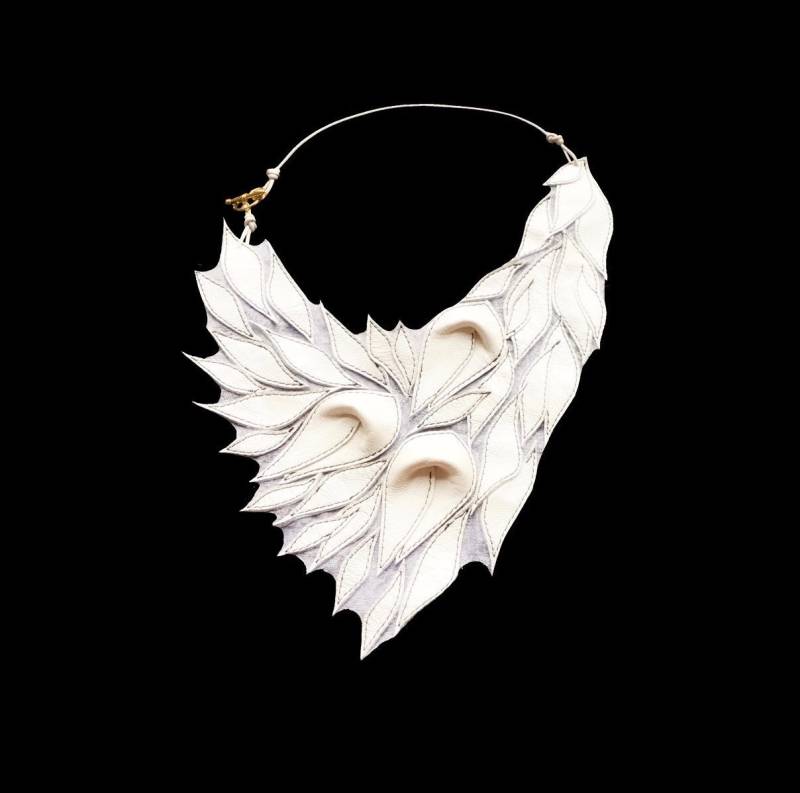 Handgemachte Weiße Leder Bib Halskette Romantisch Floral Statement Schmuck von LoraLeather