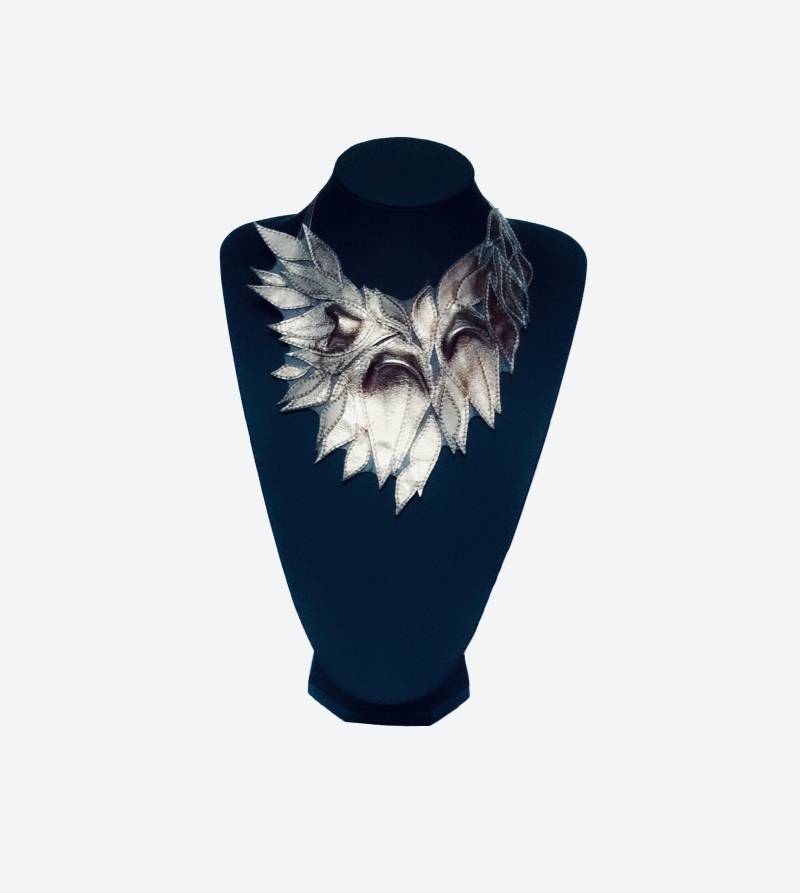 Handgefertigte Platin Leder Bib Halskette Statement Fashion Collier von LoraLeather