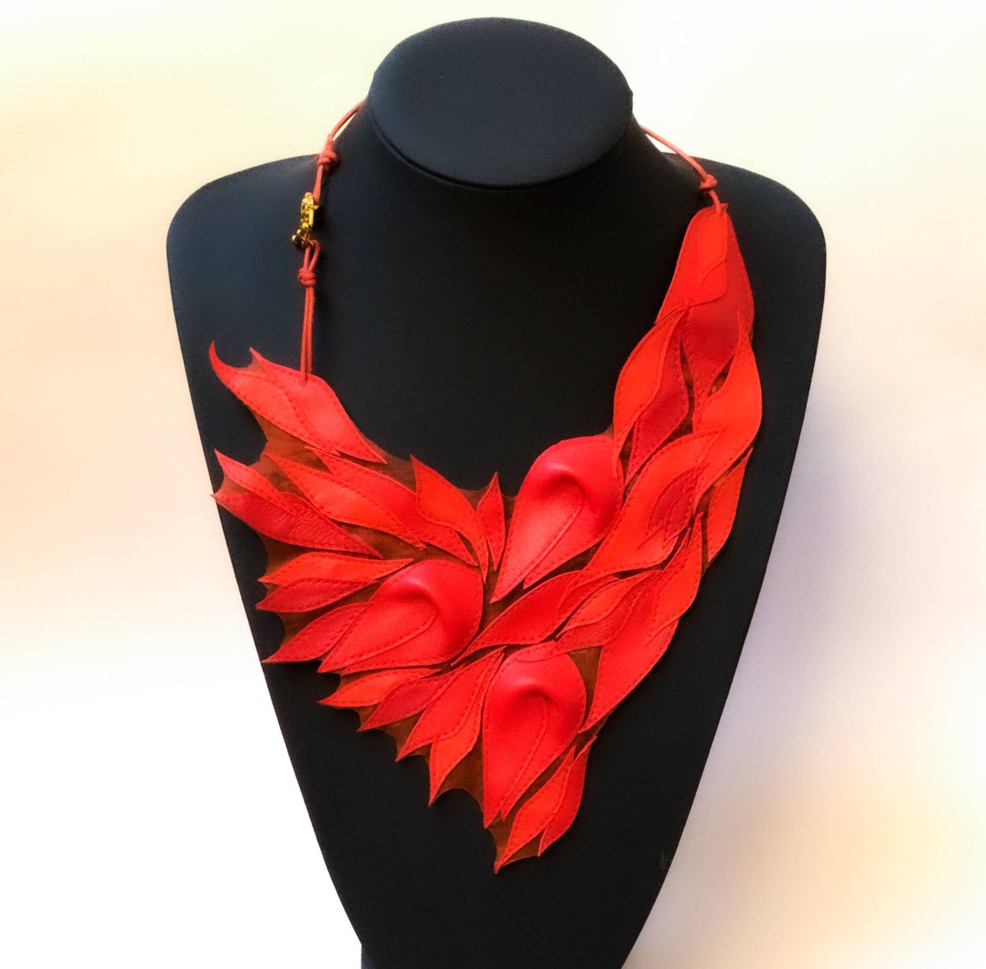 Rotes Statement Leder Bib Halskette, Lange Mode Sommer Damen Schmuck, Boho Freundinnen Geschenk von LoraLeather