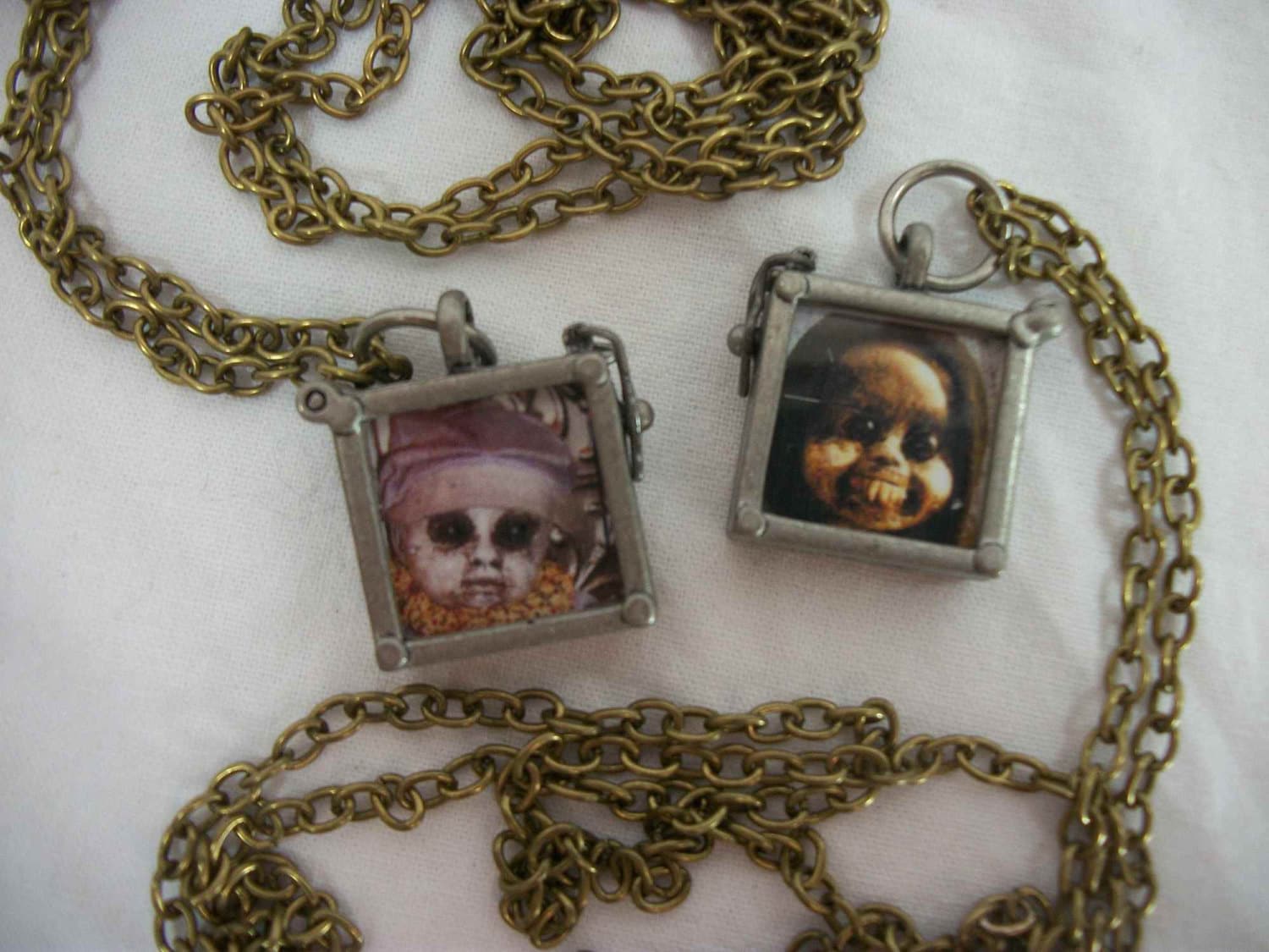 Seltsame Gruselige Puppe Schmuck Anhänger Glas Metall Strange Haunting Funny Weird Dark Art Detroit Künstler L.cerrito Free Ship Continental Usa Only von Lorcheenas