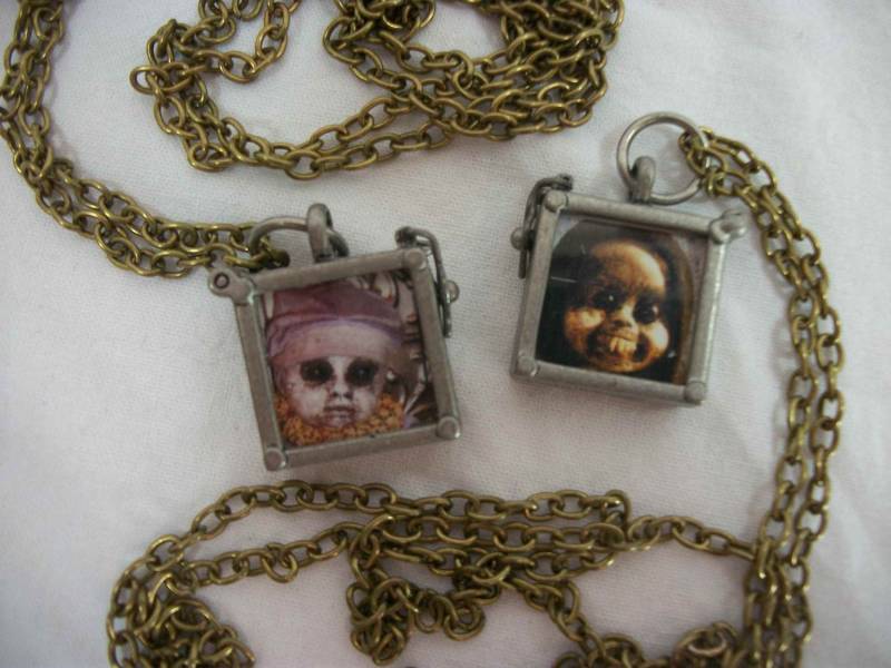 Seltsame Gruselige Puppe Schmuck Anhänger Glas Metall Strange Haunting Funny Weird Dark Art Detroit Künstler L.cerrito Free Ship Continental Usa Only Seltsame Gruselige Puppe Schmuck Anhänger Glas Metall Strange Haunting Funny Weird Dark Art Detroit Künstler L.cerrito Free Ship Continental Usa Only von Lorcheenas