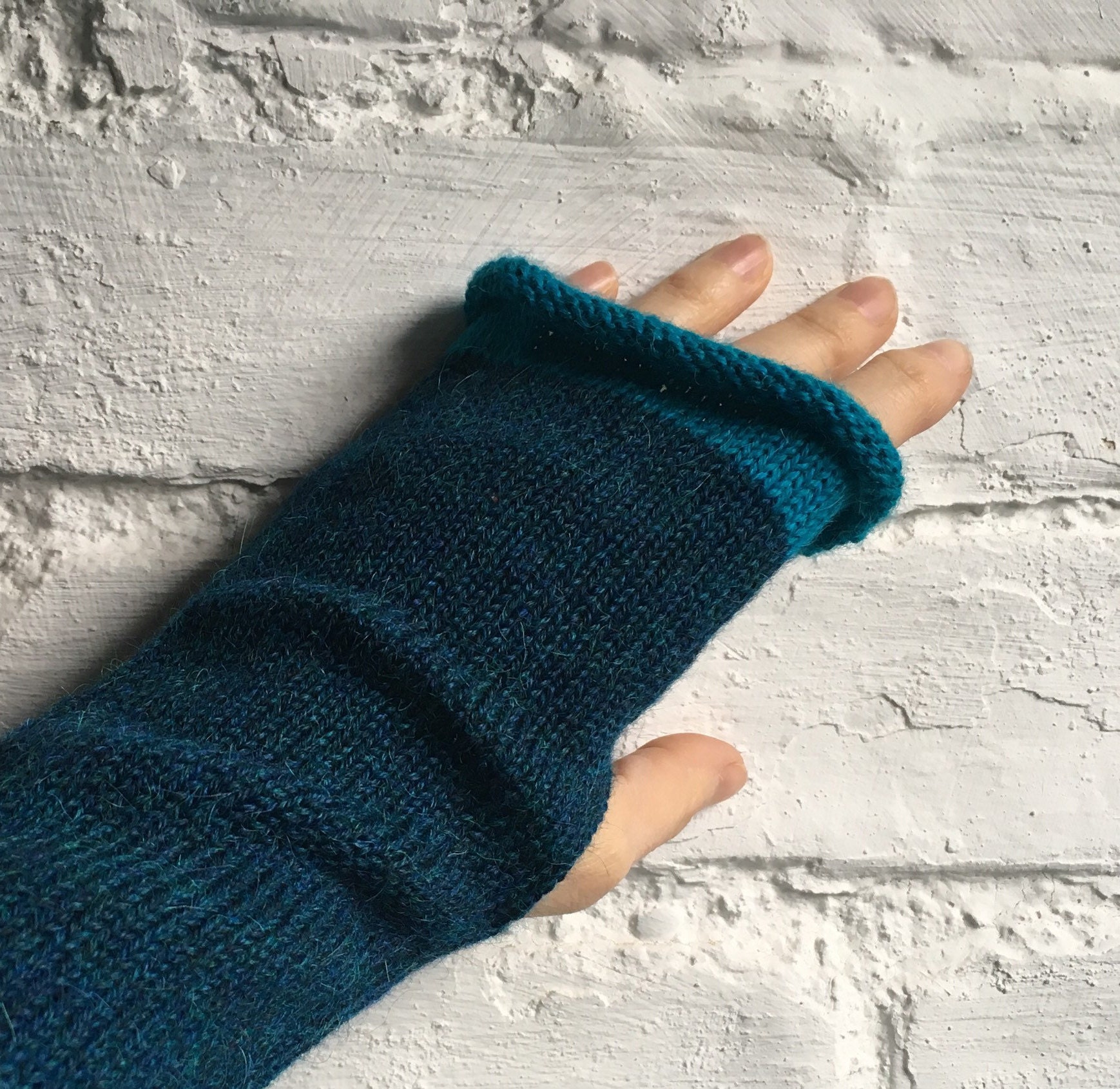 Blaue Armstulpen, Alpaka Handschuhe, Strickhandschuhe, Unisex Pulswärmer Blaue Armstulpen, Alpaka Handschuhe, Strickhandschuhe, Unisex Pulswärmer von LordandTaft