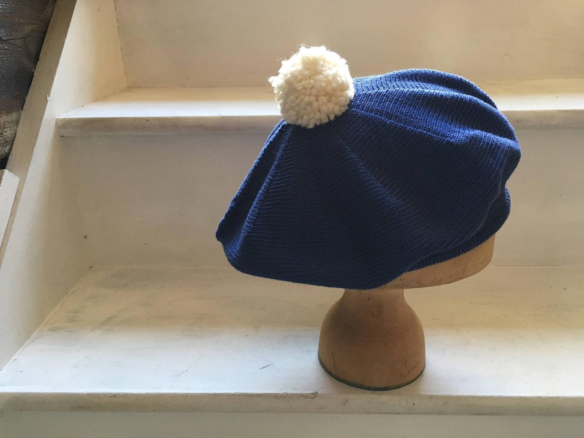 Royal Blaue Baskenmütze, Gestrickte Pompom Baskenmütze; Baumwollstricktuch, Damen Baskenmütze Royal Blaue Baskenmütze, Gestrickte Pompom Baskenmütze; Baumwollstricktuch, Damen Baskenmütze von LordandTaft