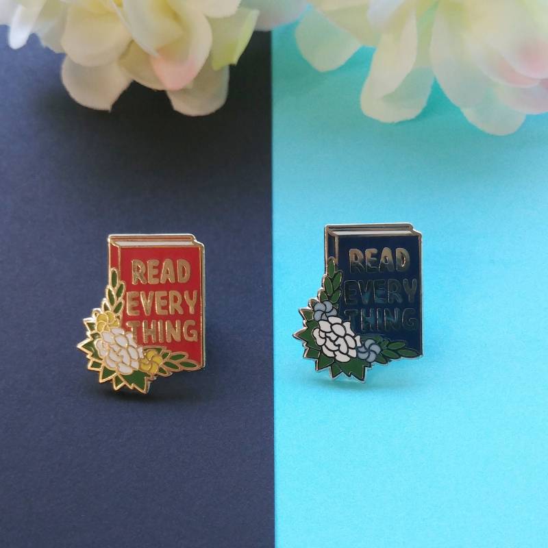 Lesen Sie Alles Anstecker Buch Mini Pin von LorebirdArt