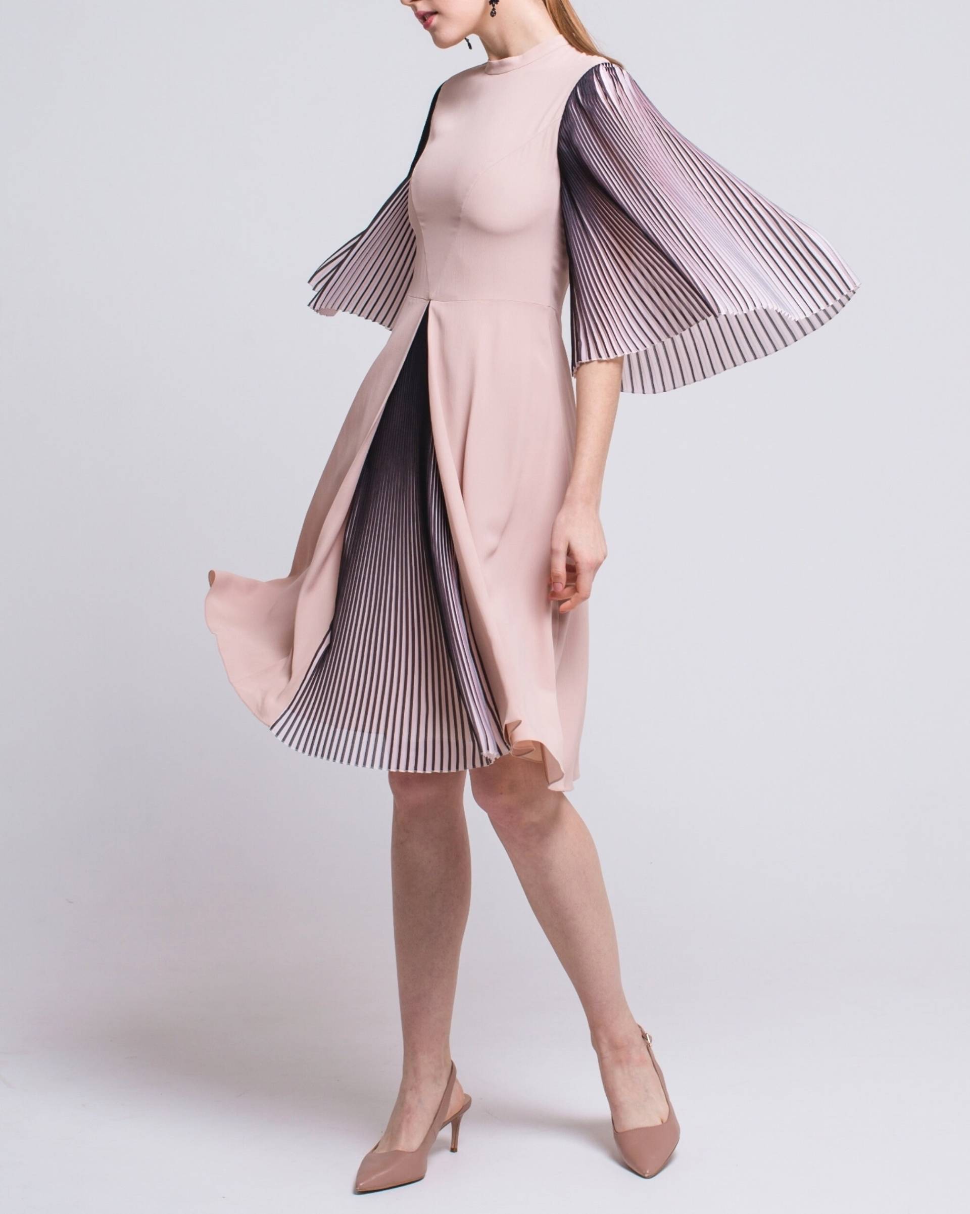 Seidenkleid Mit Plissee Ärmeln Seidenkleid Mit Plissee Ärmeln von Loreineshop