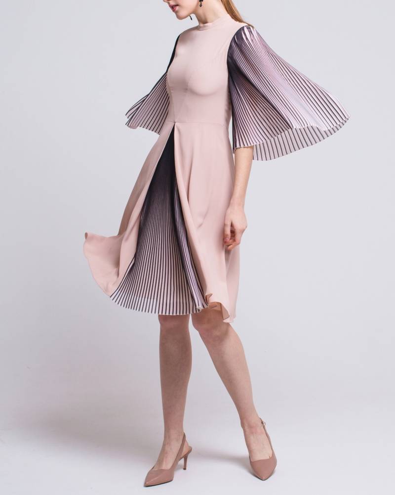 Seidenkleid Mit Plissee Ärmeln Seidenkleid Mit Plissee Ärmeln von Loreineshop