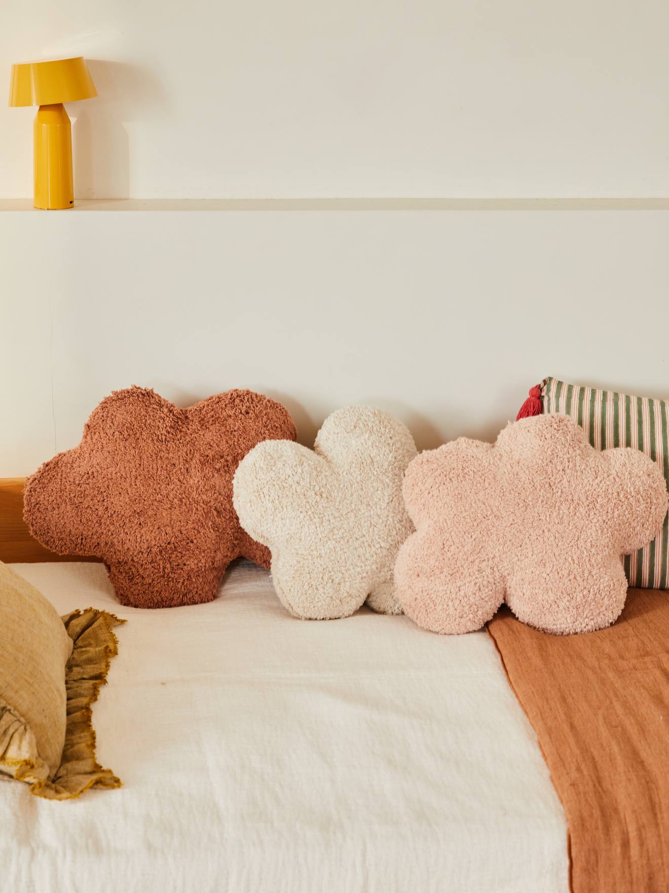 Kinderzimmer Kissen Wolke LORENA CANALS von Lorena Canals