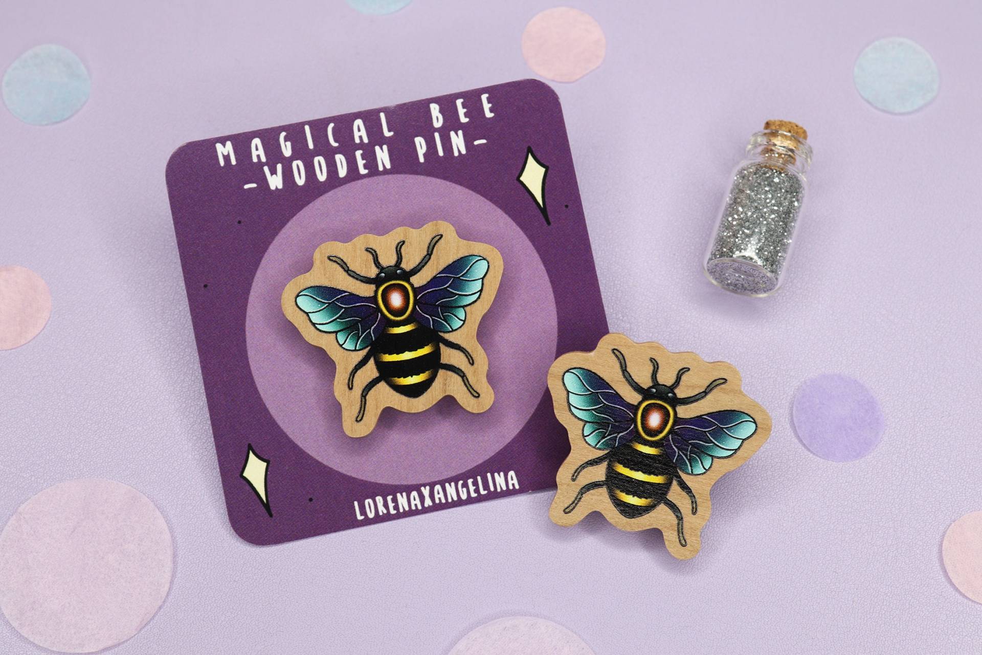 Forest Bee Wooden Pin | Red Cherry Wood Badges Witchy Badge Cute Insect Natural Accesoires von LorenaxAngelina