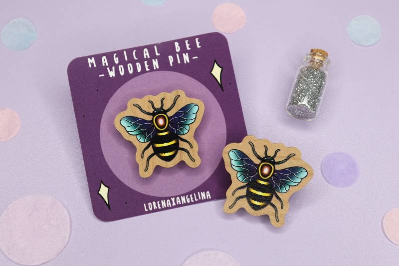 Forest Bee Wooden Pin | Red Cherry Wood Badges Witchy Badge Cute Insect Natural Accesoires von LorenaxAngelina