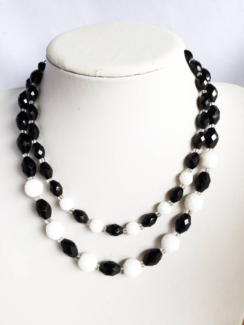 Schwarz Weiße Vintage Halskette Glasperlen Doppelstrang Modeschmuck Schwarz Weiße Vintage Halskette Glasperlen Doppelstrang Modeschmuck von LorenzosVintage