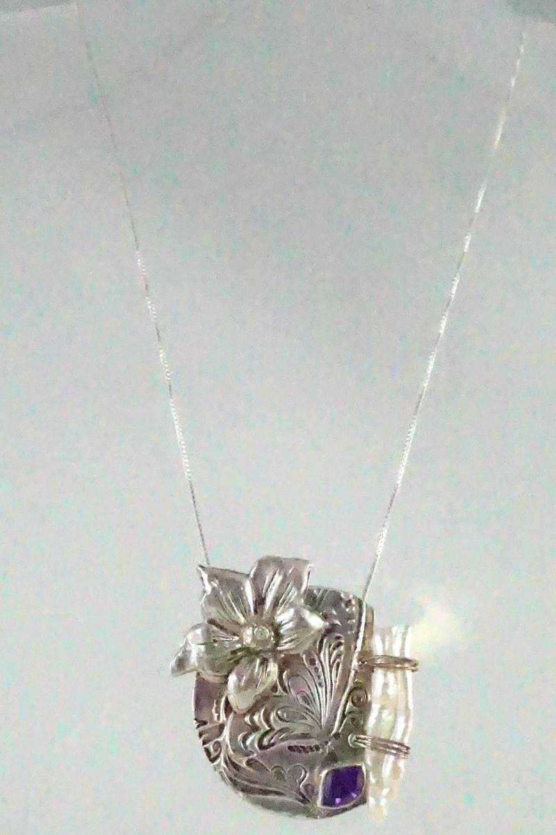 Floral Feines Silber Anhänger Mit Süßwasserperle, Amethyst Kristall Floral Feines Silber Anhänger Mit Süßwasserperle, Amethyst Kristall von LoriJoyDesigns