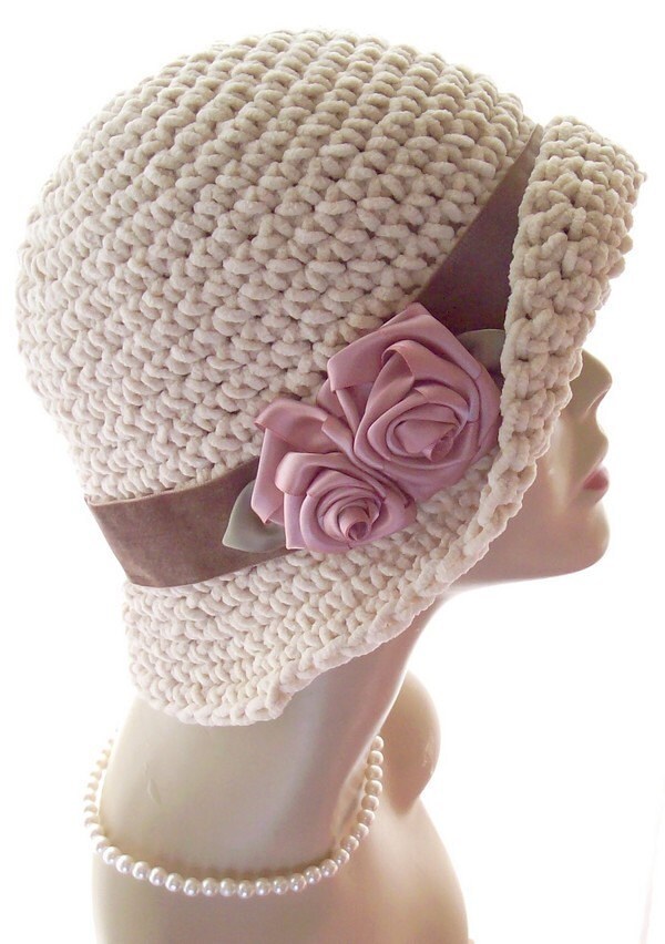 Neue Handgefertigte Ecru Creme Wildleder Warme Flapper Cloche Hut Samt Rosen von LoriLeighHandcrafted