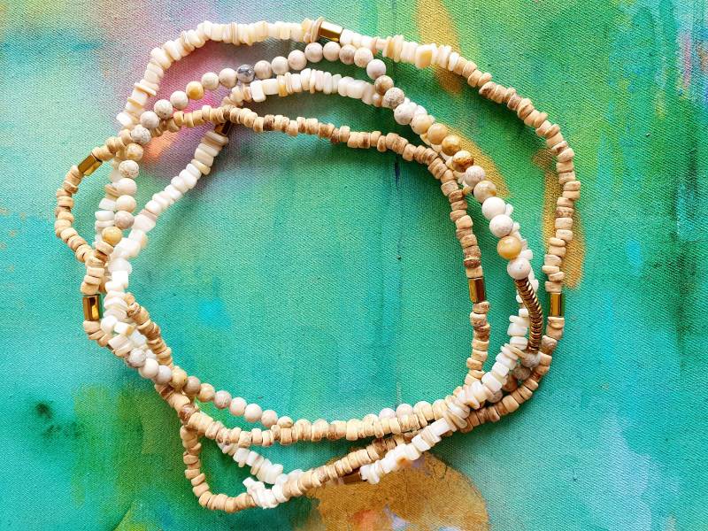 Handgefertigte Halskette Flexibel - Hämatit, Perlmutt, Achat, Kokosperlen Und Edelstein, Moderner Schmuck, Statement Handgefertigte Halskette Flexibel - Hämatit, Perlmutt, Achat, Kokosperlen Und Edelstein, Moderner Schmuck, Statement von LoriinAtelier