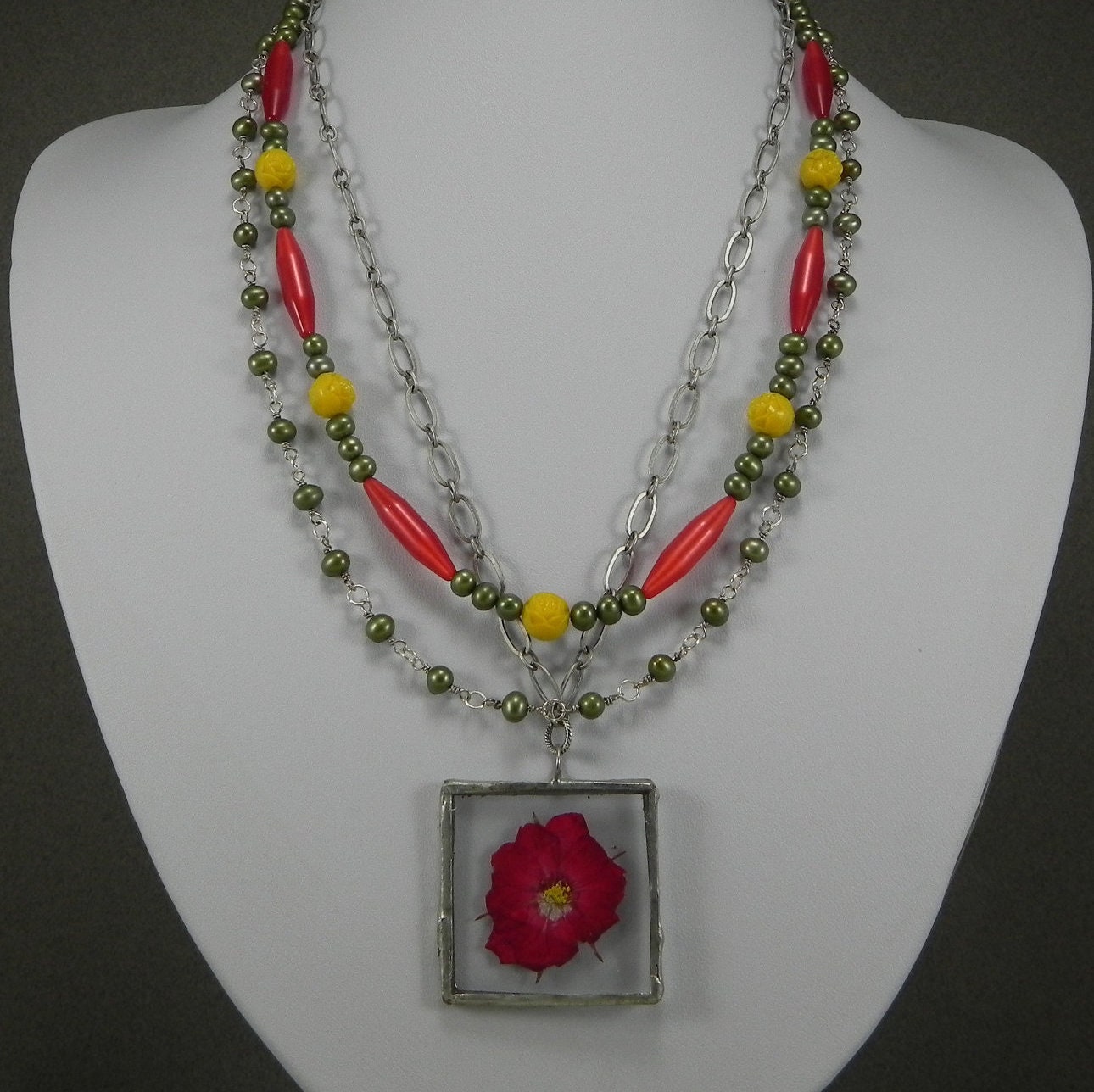 Multi Strang Gepresst Glas Anhänger Halskette, Blume, Dunkelrosa, Gelb, Grün, Muttertag. Geschenk von LorisGlassworks