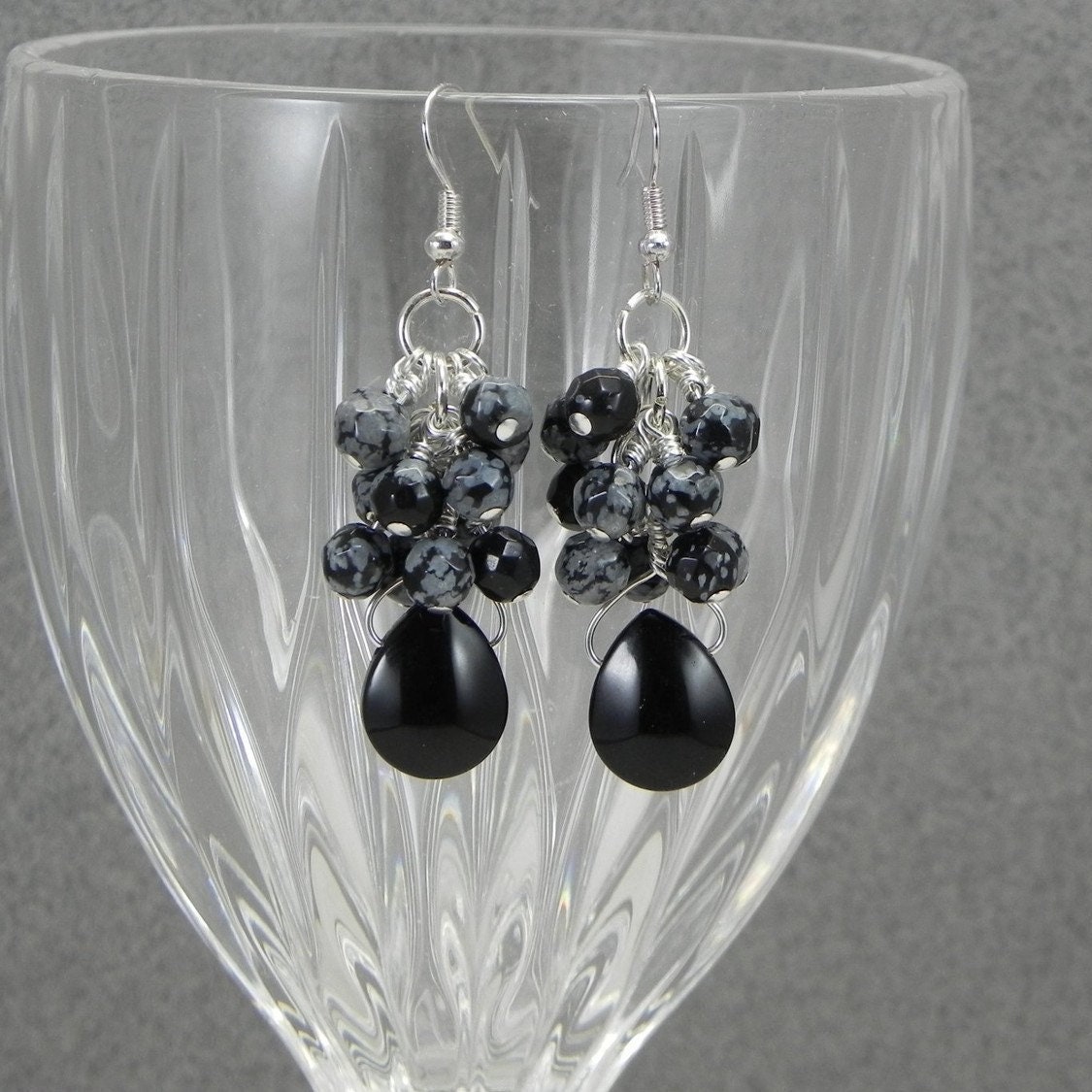 Ohrringe Cluster Schneeflocke Obsidian Und Vintage Glas Teardrop von LorisGlassworks