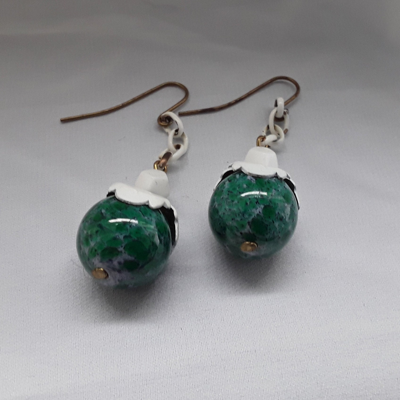 Art Deco Stil Ohrringe. Ohrringe Baumeln. Vintage Malachit Edelstein Weiße Emaillierte Ohrringe Mit Grünem Art Deco Stil Ohrringe. Ohrringe Baumeln. Vintage Malachit Edelstein Weiße Emaillierte Ohrringe Mit Grünem von Lorrainejewells