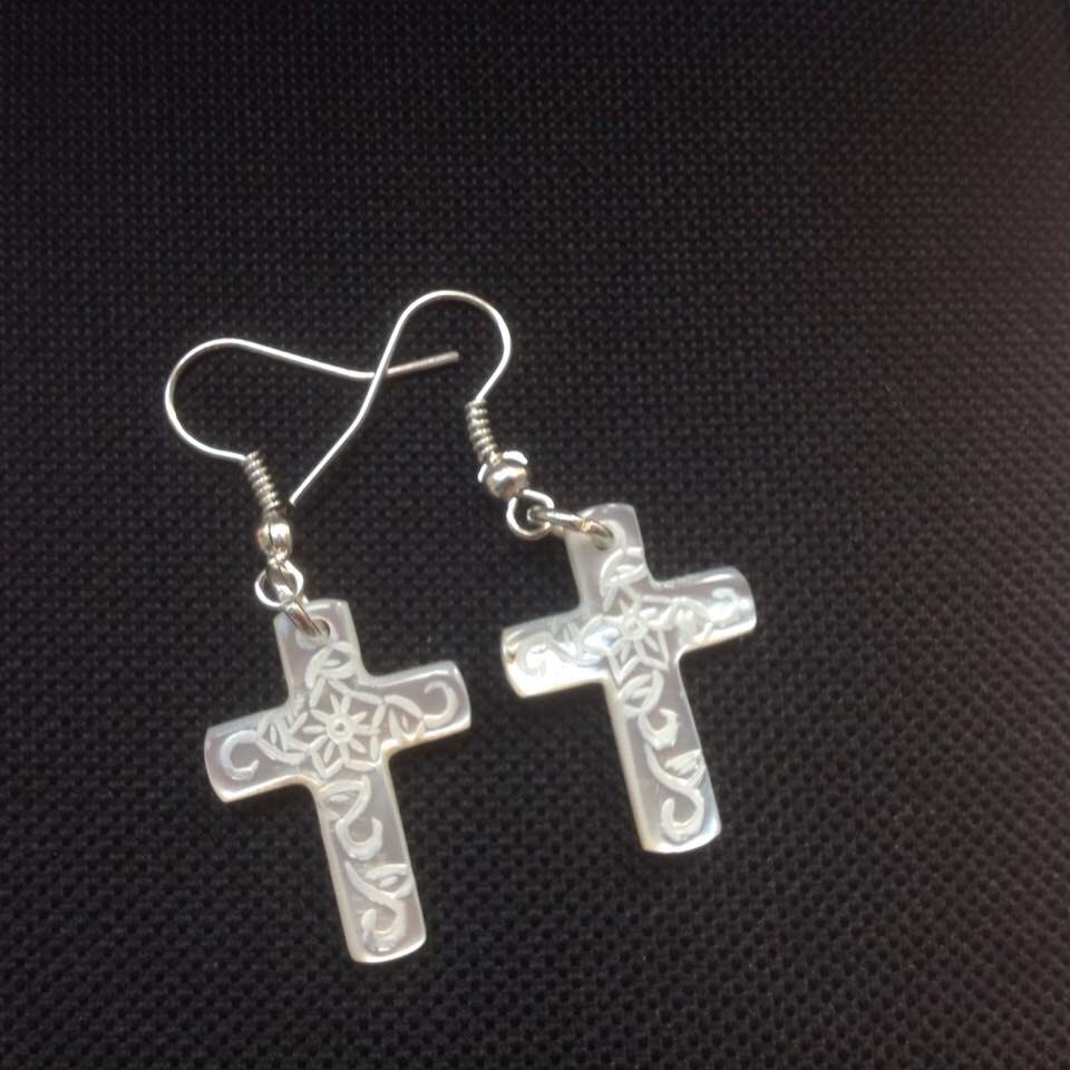 Gothic Style Gravierte Perlmutt Kreuz Ohrringe Gothic Style Gravierte Perlmutt Kreuz Ohrringe von Lorrainejewells