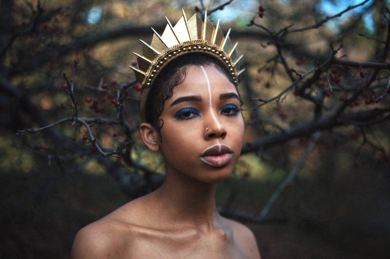 Goldene Klingenkrone - Editionskopfschmuck, Mit Bändern Gewickelter Haarreif von Loschy