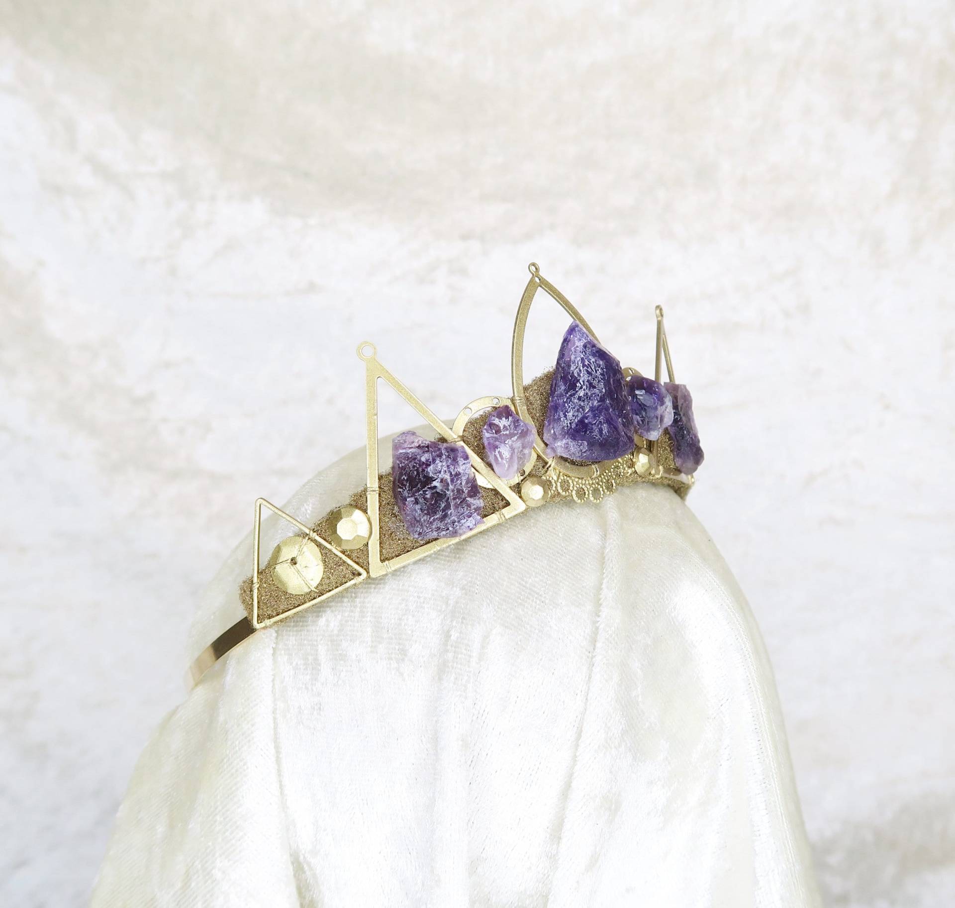 Gold Guinevere Tiara Mit Roh Amethyst Steinen - Loschy Design von Loschy