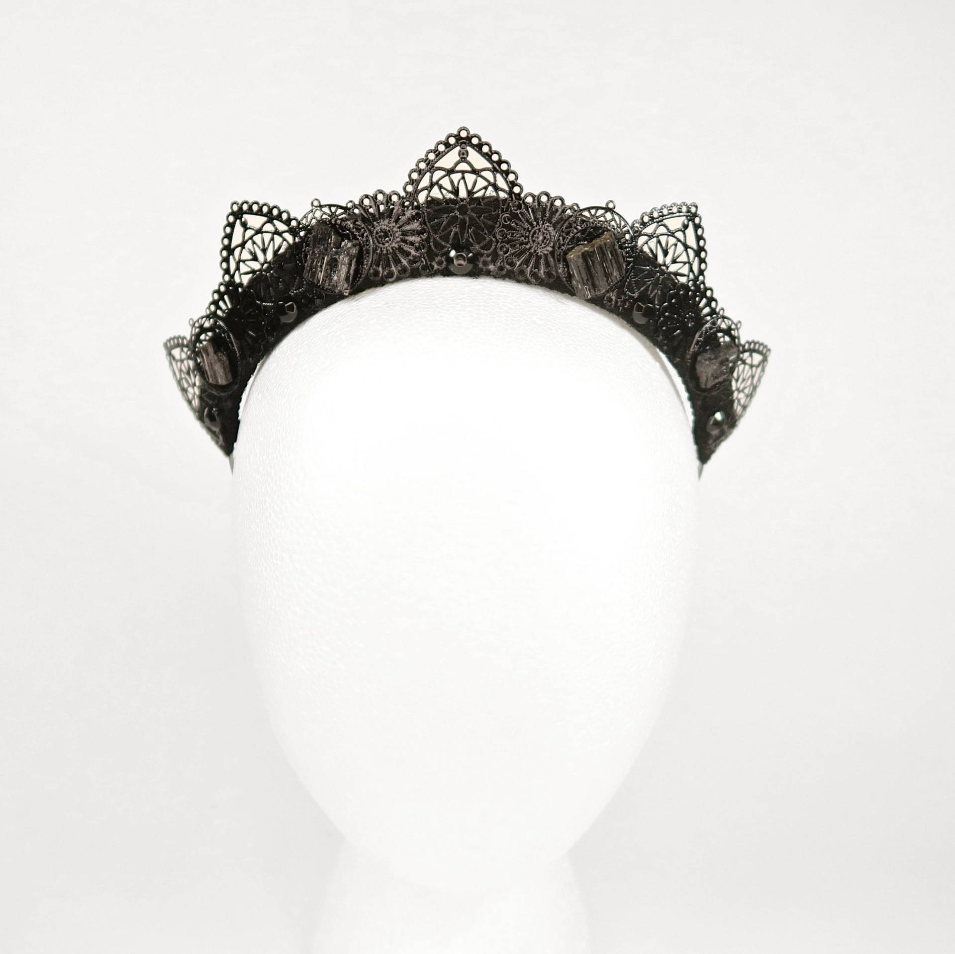 Helena Schwarze Krone Mit Roh Turmalin Steinen von Loschy