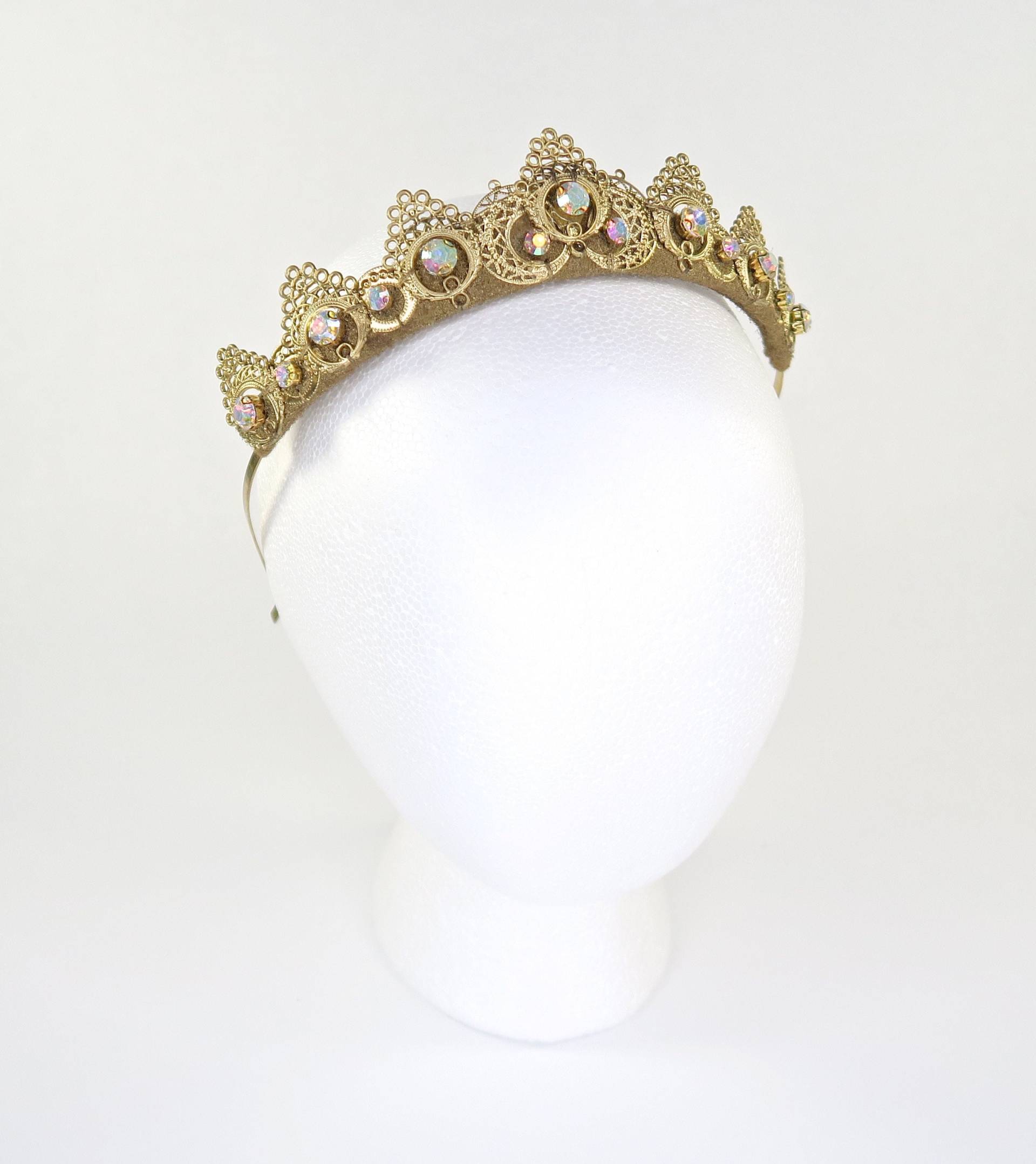 Goldene Margareta Krone - Regenbogen Glas Edelsteine, Filigranes Headpiece von Loschy