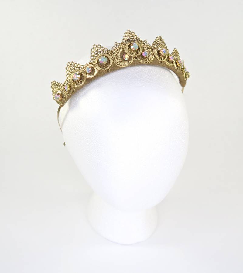 Goldene Margareta Krone - Regenbogen Glas Edelsteine, Filigranes Headpiece von Loschy