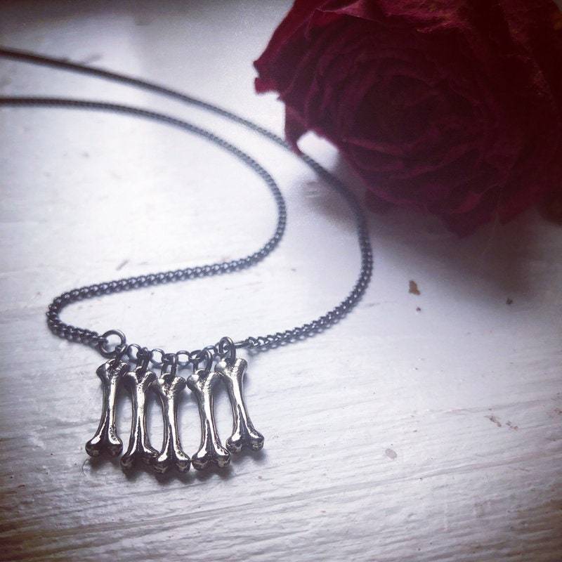 Mini Knochen Halskette - Winzige Knochen, Hauch Von Goth von LostApostle