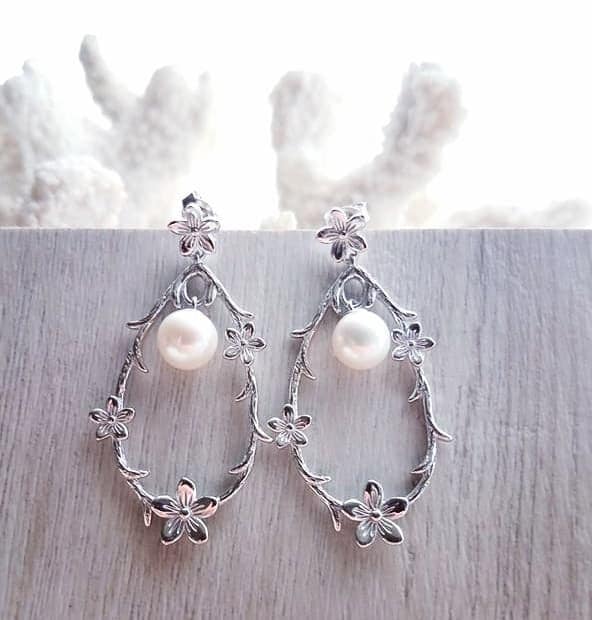 Silber Blumenperlen Tropfen Ohrringe von LostAtSeaPearlsShop