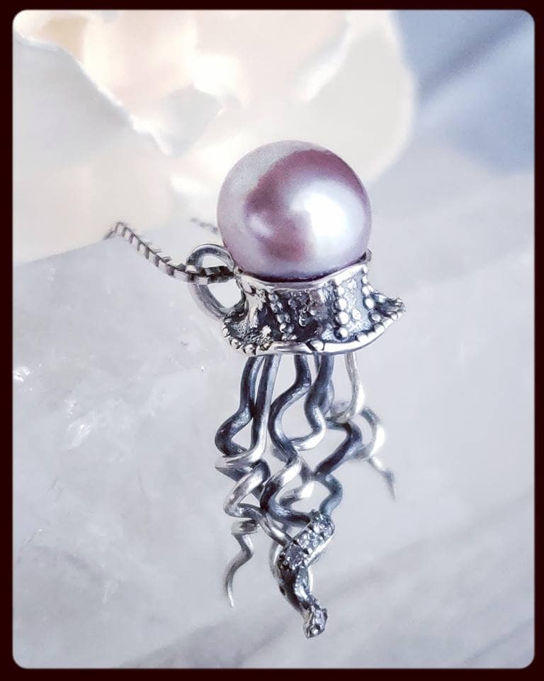 Springende Qualle Perle Ozean Halskette Anhänger von LostAtSeaPearlsShop