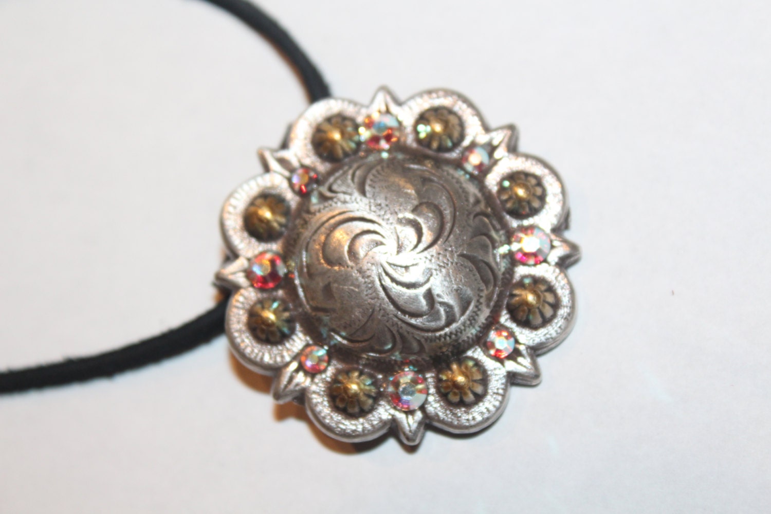 Cowgirl Concho Halskette Strass Aurora Borealis Swarovski Kristallen Cowboy Rodeo Westlichen Handgemachte Sparkle Schmuck Hochzeitsgeschenk Für Sie Cowgirl Concho Halskette Strass Aurora Borealis Swarovski Kristallen Cowboy Rodeo Westlichen Handgemachte Sparkle Schmuck Hochzeitsgeschenk Für Sie von LostCoastArts
