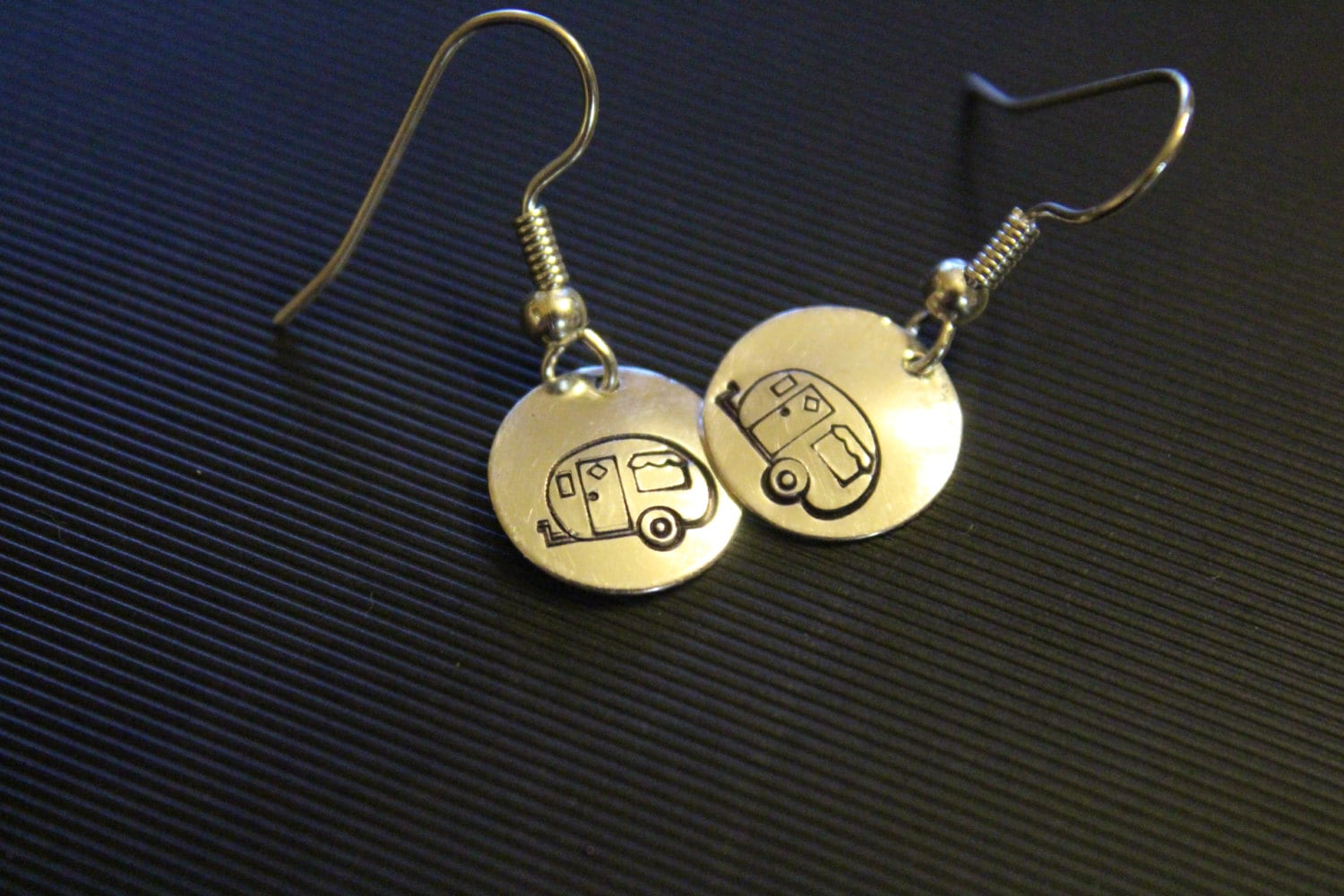 Vintage Anhänger Ohrringe Happy Camper Gestempelt Retro Schmuck Glamour Camping Glamping Geschenk Für Sie Handmade Vintage Anhänger Ohrringe Happy Camper Gestempelt Retro Schmuck Glamour Camping Glamping Geschenk Für Sie Handmade von LostCoastArts
