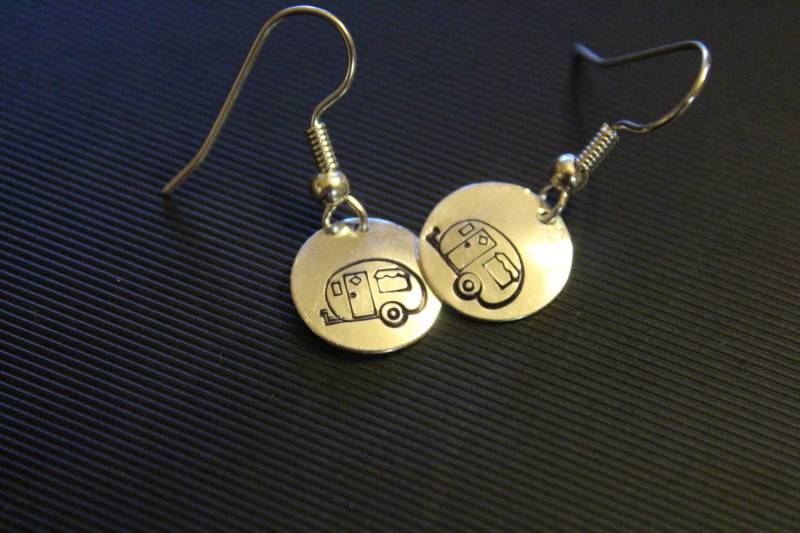 Vintage Anhänger Ohrringe Happy Camper Gestempelt Retro Schmuck Glamour Camping Glamping Geschenk Für Sie Handmade Vintage Anhänger Ohrringe Happy Camper Gestempelt Retro Schmuck Glamour Camping Glamping Geschenk Für Sie Handmade von LostCoastArts