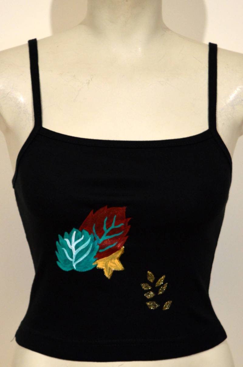 Handgemaltes Schwarzes Top, Rot Grün Gold Blätter, Handbemalte Damen Bluse, Natur Florale Kunst, Geschenk Für Sie, Handgemachtes Top von LostGinger