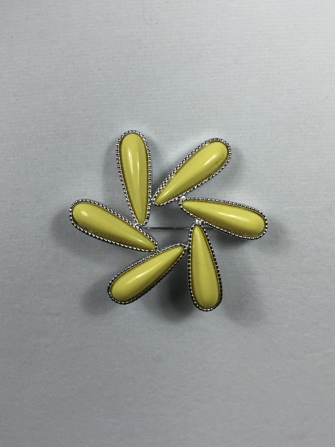 Emmas Blumen-Anstecker Emmas Blumen-Anstecker von LostHiddenTreasures