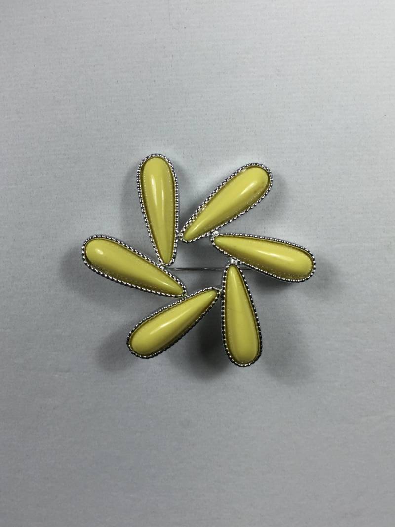 Emmas Blumen-Anstecker von LostHiddenTreasures