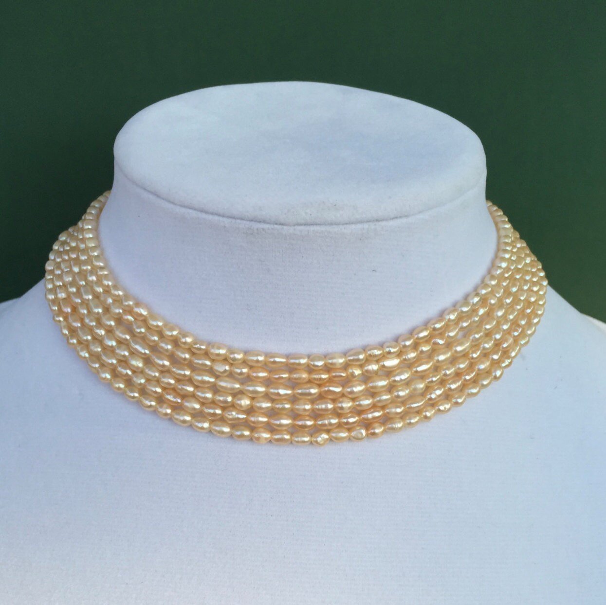 Halsband Mit Sechs Ovalen Faux-Perlen in Rosa, Goldfarbe Halsband Mit Sechs Ovalen Faux-Perlen in Rosa, Goldfarbe von LostHiddenTreasures