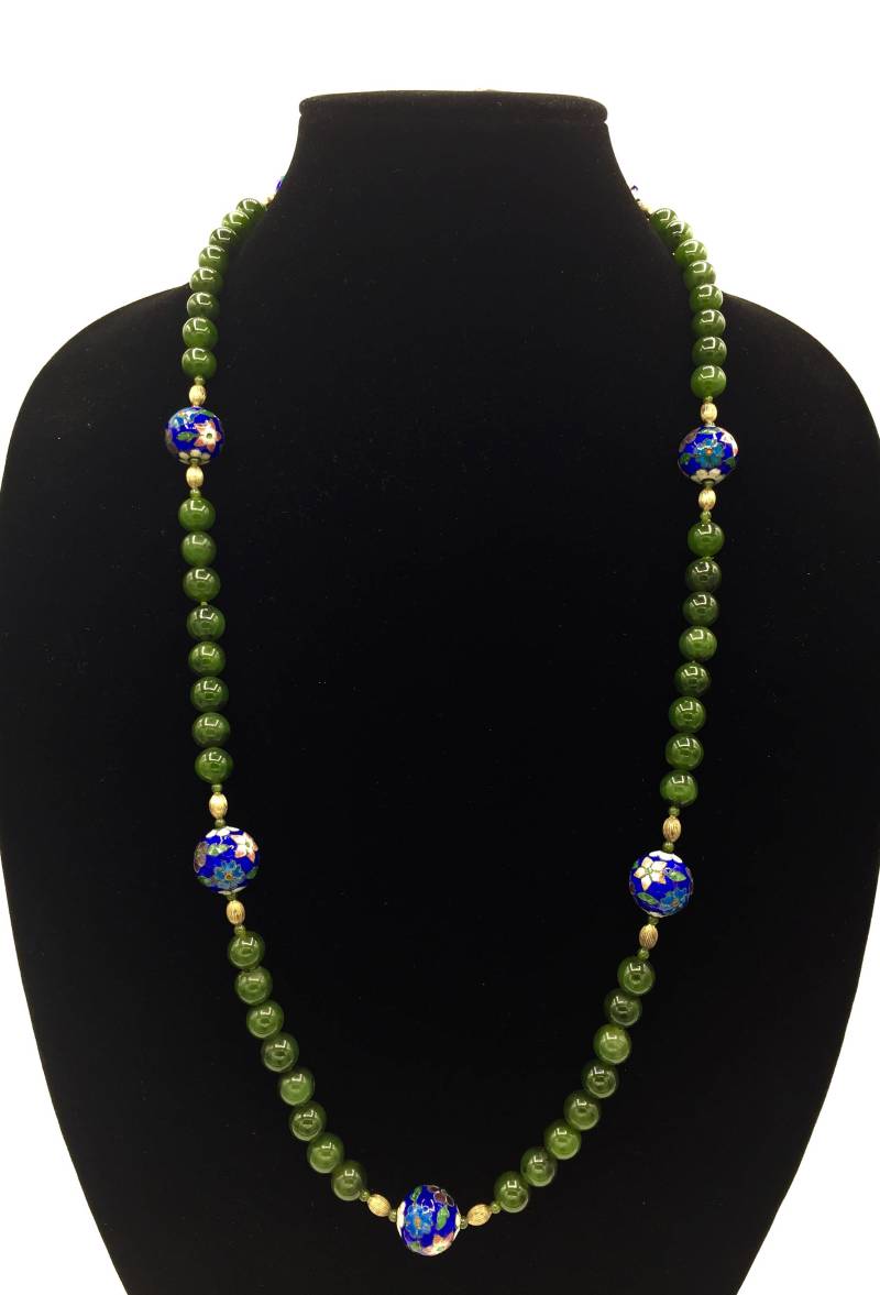 Jade Perlenkette Mit 7 Emaille Handbemalten Kugeln Und 2 Goldfarbenen Perlen Auf Beiden Seiten Jeder Bemalten Kugel Jade Perlenkette Mit 7 Emaille Handbemalten Kugeln Und 2 Goldfarbenen Perlen Auf Beiden Seiten Jeder Bemalten Kugel von LostHiddenTreasures