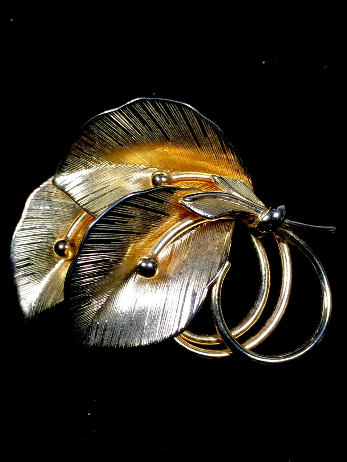 Kramer Goldfarbene Dreiblatt-Brosche Kramer Goldfarbene Dreiblatt-Brosche von LostHiddenTreasures