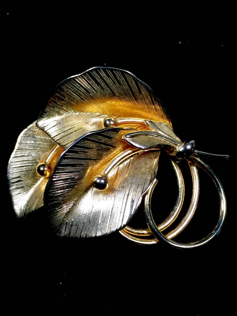 Kramer Goldfarbene Dreiblatt-Brosche Kramer Goldfarbene Dreiblatt-Brosche von LostHiddenTreasures
