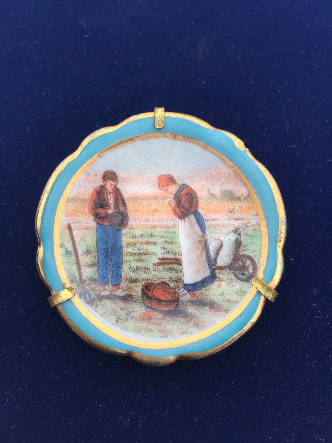 Miniatur Porzellan Teller Anstecknadel Miniatur Porzellan Teller Anstecknadel von LostHiddenTreasures
