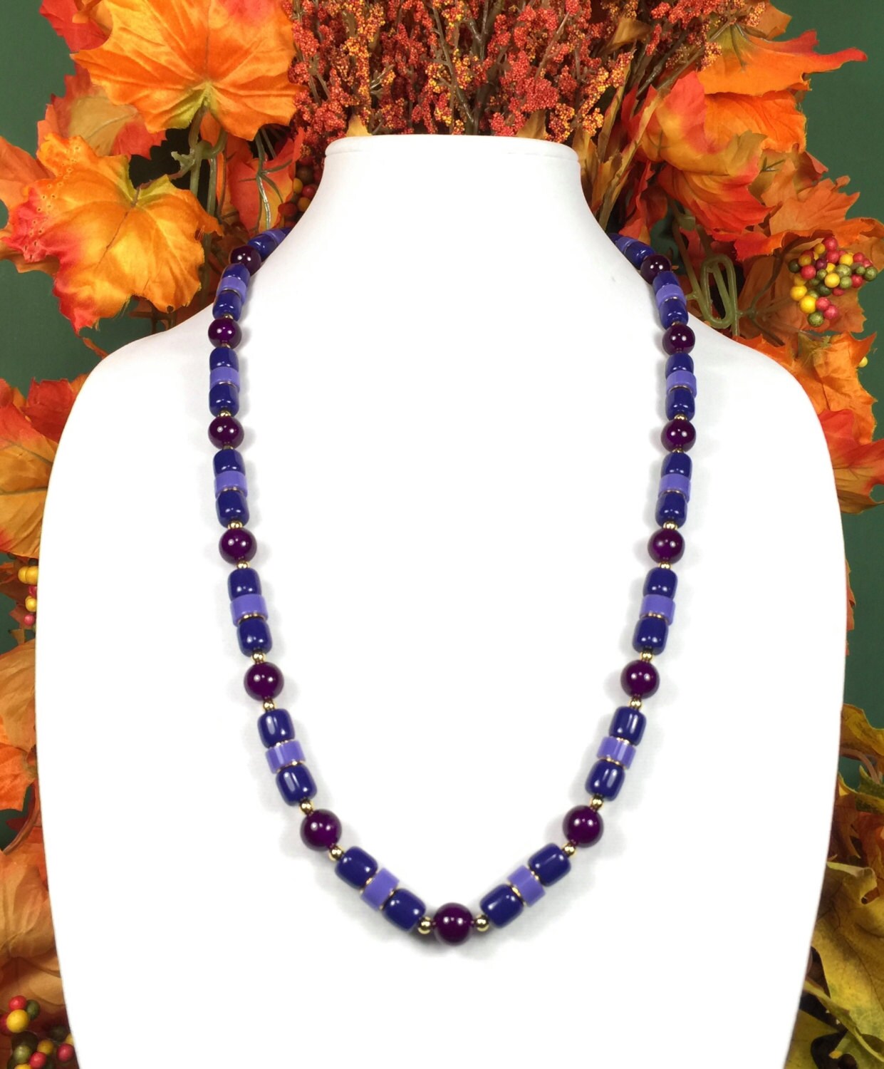 Trifari, 30 "Lange Lavendel, Lila, Pflaume Und Gold Ton. Halskette Trifari, 30 "Lange Lavendel, Lila, Pflaume Und Gold Ton. Halskette von LostHiddenTreasures