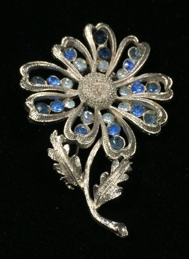 Vintage Coro Multi Blau Strass Blütenblätter Silber Ton Brosche Pin Vintage Coro Multi Blau Strass Blütenblätter Silber Ton Brosche Pin von LostHiddenTreasures