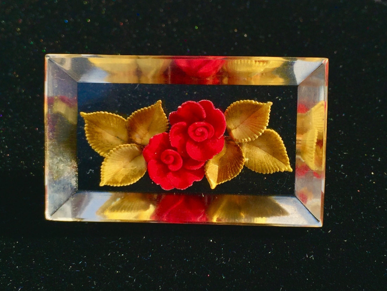 Vintage Lucite Umgekehrte Blumen-Rosen-Brosche Vintage Lucite Umgekehrte Blumen-Rosen-Brosche von LostHiddenTreasures