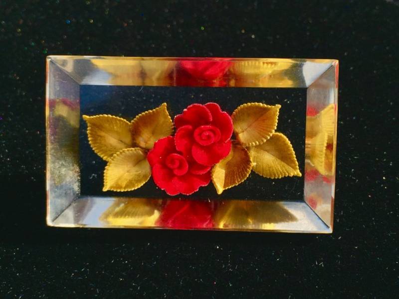 Vintage Lucite Umgekehrte Blumen-Rosen-Brosche Vintage Lucite Umgekehrte Blumen-Rosen-Brosche von LostHiddenTreasures