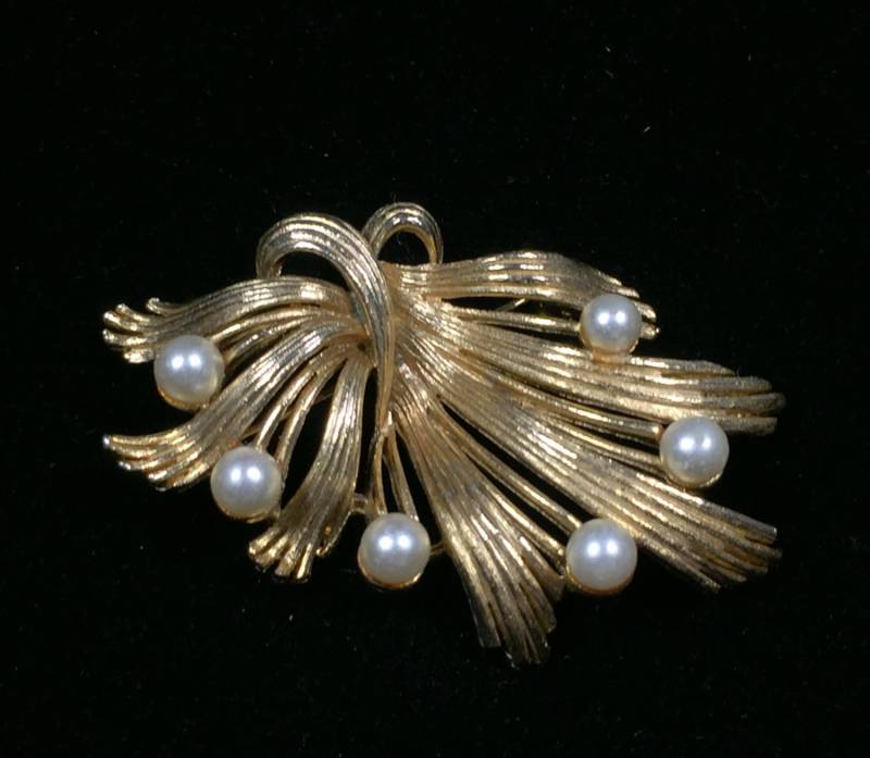 Vintage Signierte Lisner Brosche Mit Perlen Vintage Signierte Lisner Brosche Mit Perlen von LostHiddenTreasures