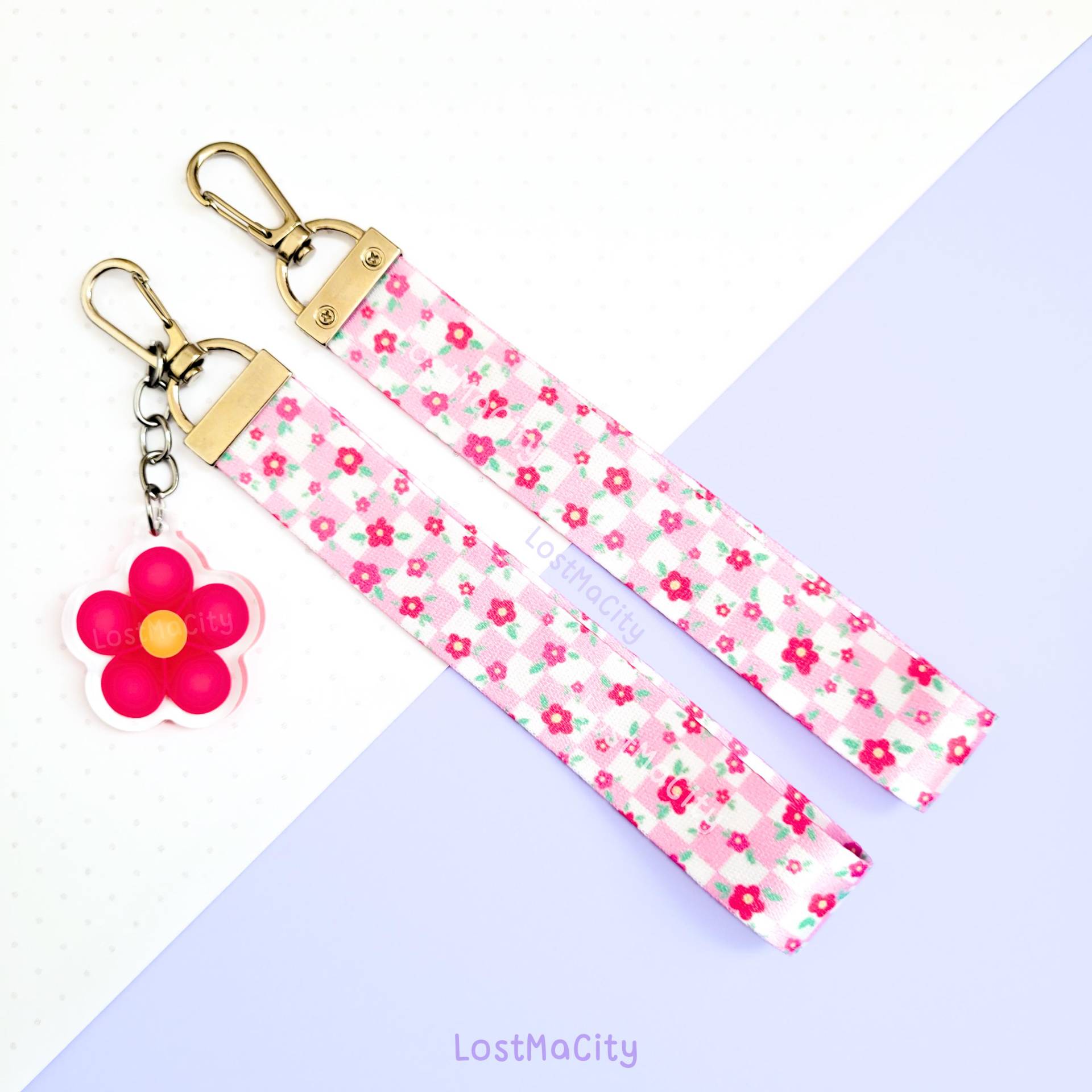 Rosa Blumen Schachbrett Schlüsselband | Kpop Light Stick Tragegurt Kariertes Armband Handyband Zubehör Rosa Blumen Schachbrett Schlüsselband | Kpop Light Stick Tragegurt Kariertes Armband Handyband Zubehör von LostMaCity