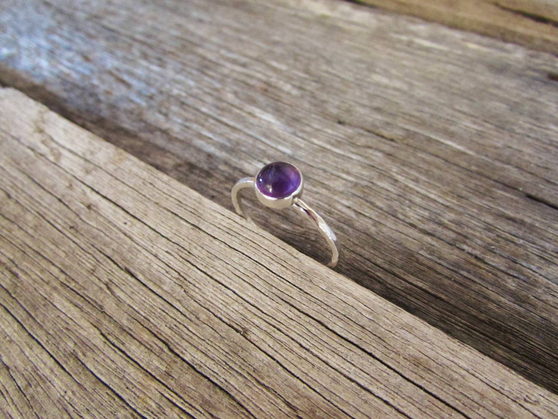 Amethyst Stapelring Aus Recyceltem Sterlingsilber | Dünner Ring Gehämmerte Band Februar Geburtsstein Heilende Kristalle Edelstein Schmuck Amethyst Stapelring Aus Recyceltem Sterlingsilber | Dünner Ring Gehämmerte Band Februar Geburtsstein Heilende Kristalle Edelstein Schmuck von LostRealmsJewellery