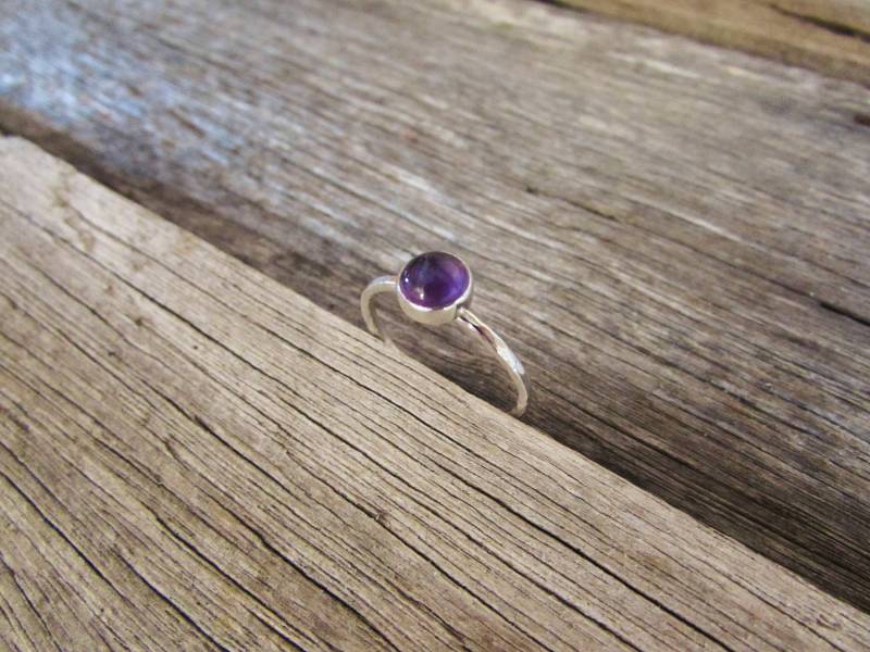 Amethyst Stapelring Aus Recyceltem Sterlingsilber | Dünner Ring Gehämmerte Band Februar Geburtsstein Heilende Kristalle Edelstein Schmuck Amethyst Stapelring Aus Recyceltem Sterlingsilber | Dünner Ring Gehämmerte Band Februar Geburtsstein Heilende Kristalle Edelstein Schmuck von LostRealmsJewellery